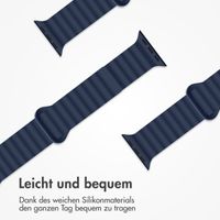 imoshion Magnetisches Silikonarmband für das  Apple Watch Series 1 t/m 9 / SE (38/40/41 mm) | Series 10 / 11 (42 mm) - Dunkelblau