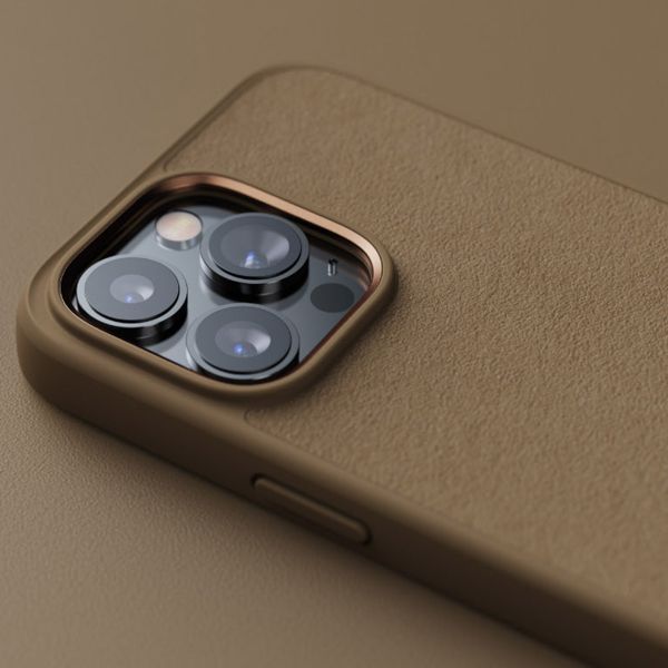 Njorð Collections Wildleder Comfort+ Case für das iPhone 14 Pro - Camel