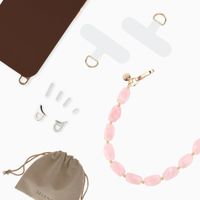 Selencia Rivièra MagSafe Backcover mit abnehmbaren Haken für das Apple iPhone 12 / 12 Pro - Choco Brown + Satin Crush Handykette - Cosmic Candy