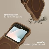 Selencia Wavy Backcover mit MagSafe Samsung Galaxy Z Flip 7 - Mocha Brown