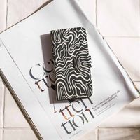 imoshion ﻿Design Klapphülle für das Apple iPhone SE (2022 / 2020) / 8 / 7 / 6(s) - Black And White