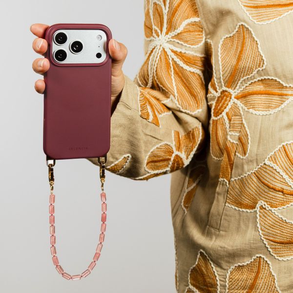 Selencia Rivièra MagSafe Backcover mit abnehmbaren Haken für das Apple iPhone 17 Pro Max - Bold Burgundy + Sorbet Pop Handykette - Pink
