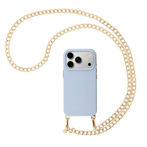 Selencia Rivièra MagSafe Backcover mit abnehmbaren Haken für das Apple iPhone 17 Pro Max - Powder Blue + Bold Chain (130 cm) - Gold