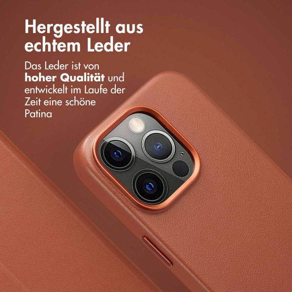 Accezz 2-in-1 Klapphülle aus Leder mit MagSafe für das iPhone 15 Pro - Sienna Brown