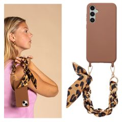 Selencia Back Cover mit Luxuriöser Handschlaufe Samsung Galaxy S23 FE - Braun