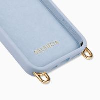 Selencia Rivièra MagSafe Backcover mit abnehmbaren Haken für das Apple iPhone 12 / 12 Pro - Powder Blue + Bold Chain Handykette - Gold