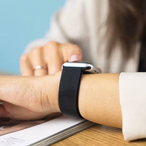 imoshion Magnetisches Milanaise Armband für das  Fitbit Versa 4/ 3 / Sense (2) - Schwarz