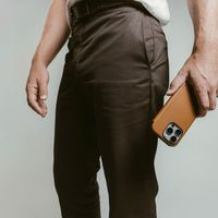 Nomad Modern Leather Folio Klapphülle für das iPhone 16 Pro - English Tan