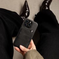 Selencia Riva Back Cover mit Kartenfach Apple iPhone 15 - Schwarz