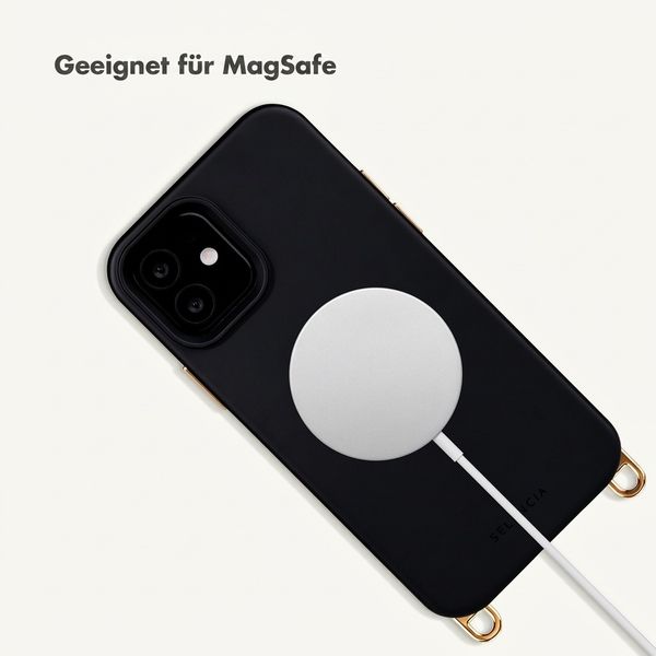 Selencia Rivièra MagSafe Backcover mit abnehmbaren Haken für das Apple iPhone 12 / 12 Pro - Velvet Black + Sleek Chain Handykette - Gold