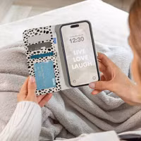 imoshion ﻿Design Klapphülle für das Apple iPhone SE (2022 / 2020) / 8 / 7 / 6(s) - Black And White Dots