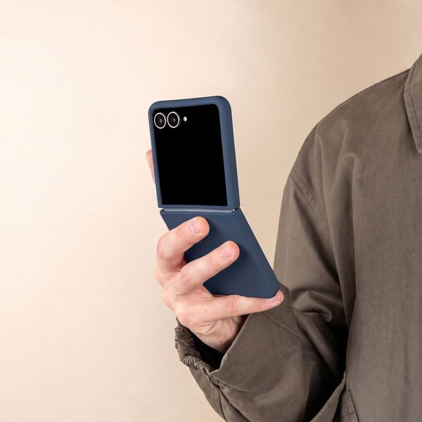 Accezz Liquid Silikoncase Samsung Galaxy Z Flip 8 - Dunkelblau