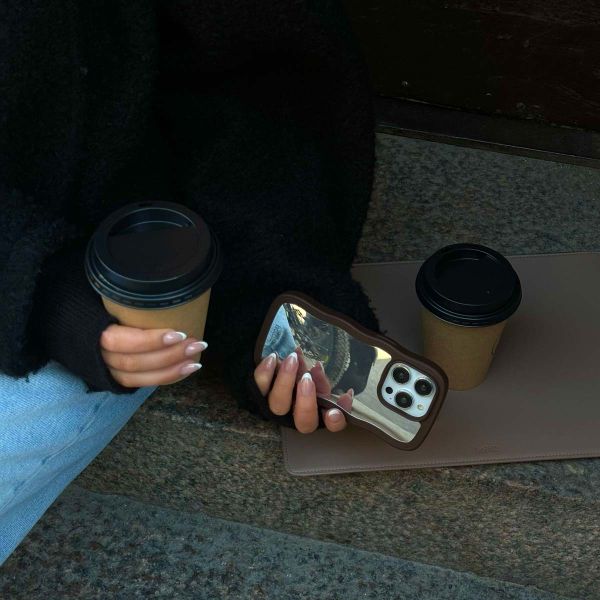 Holdit Wavy Case für das Apple iPhone 14 Pro Max - Chocolate / Mirror