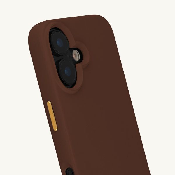 Selencia Rivièra MagSafe Backcover mit abnehmbaren Haken für das Apple iPhone 16 - Choco Brown + Satin Crush Handykette - Cosmic Candy