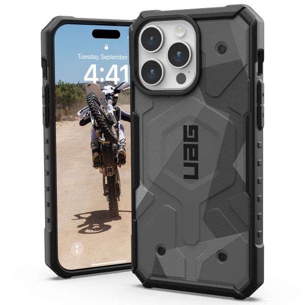 UAG Pathfinder Case für das iPhone 15 Pro Max - Geo Camo