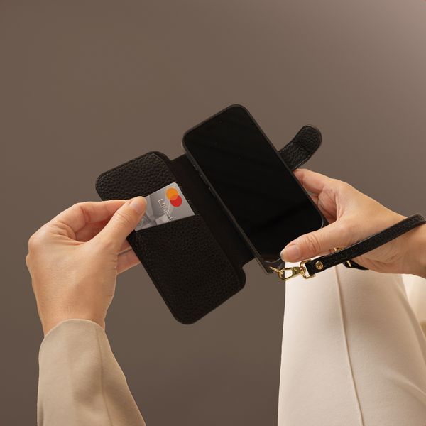 Selencia Riva Bookcase mit MagSafe und Handgelenkband Apple iPhone 16 - Schwarz