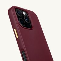 Selencia Rivièra MagSafe Backcover mit abnehmbaren Haken für das Apple iPhone 16 Pro Max - Bold Burgundy + Sorbet Pop Handykette - Pink