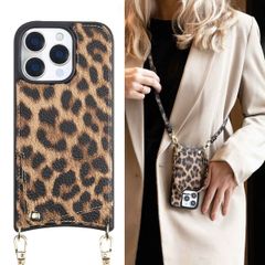 Selencia Nova Back Cover mit Kordel und Kartenhalter für das iPhone 16 Pro - Leopard