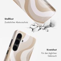 Selencia Vivid Tough Back Cover für das Samsung Galaxy S24 - Desert Waves Beige