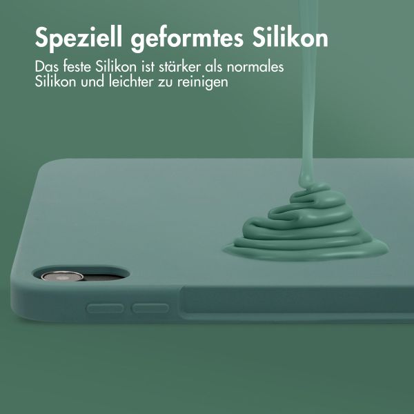 Accezz Liquid Silicone Back Cover mit Stifthalter für das iPad Air 11 Zoll (2024) M2 / Air 5 (2022) / Air 4 (2020) - Dunkelgrün