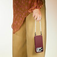 Selencia Rivièra Backcover mit MagSafe mit abnehmbaren Haken Apple iPhone SE (2022 / 2020) / 8 / 7 - Bold Burgundy