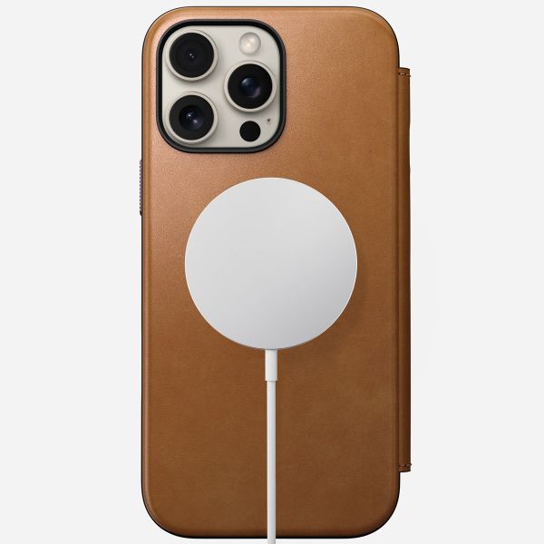 Nomad Modern Leather Folio Klapphülle für das iPhone 16 Pro Max - English Tan