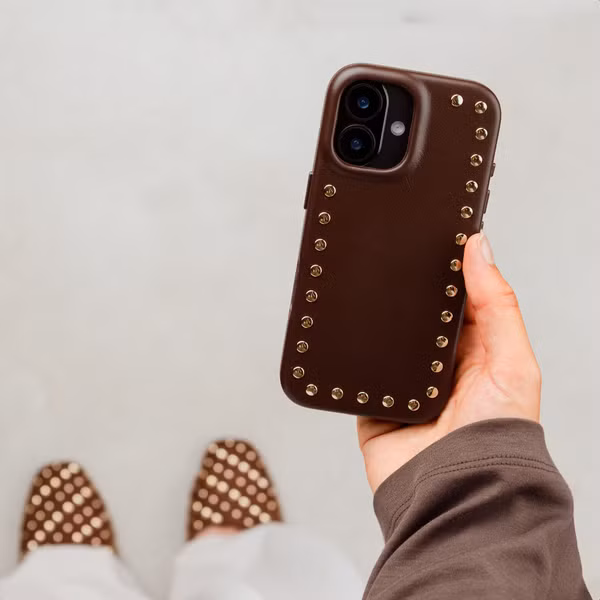 Selencia Studs Backcover mit MagSafe Apple iPhone 16 Pro - Cacao Crush