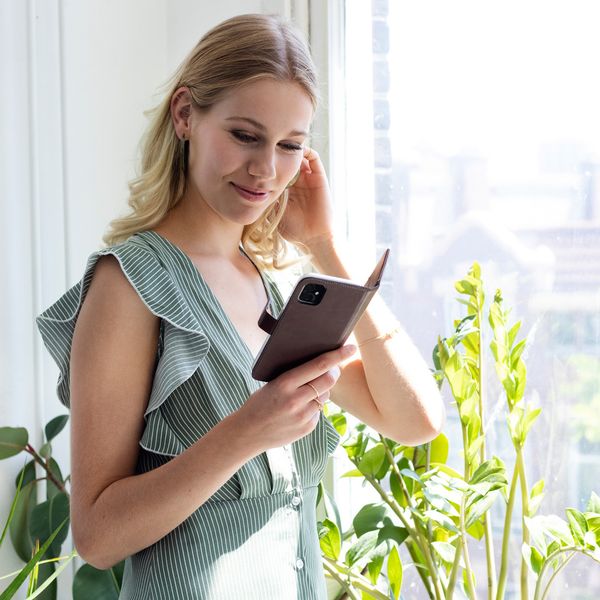 Selencia Echtleder Klapphülle für das Samsung Galaxy J6 Plus