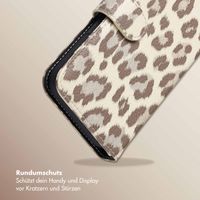 Selencia Sabi Klapphülle mit Leopardenmuster Apple iPhone 16 - Soft Ivory