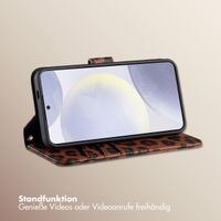Selencia Sabi Klapphülle mit Leopardenmuster Samsung Galaxy S24 / S25 - Mocha Brown