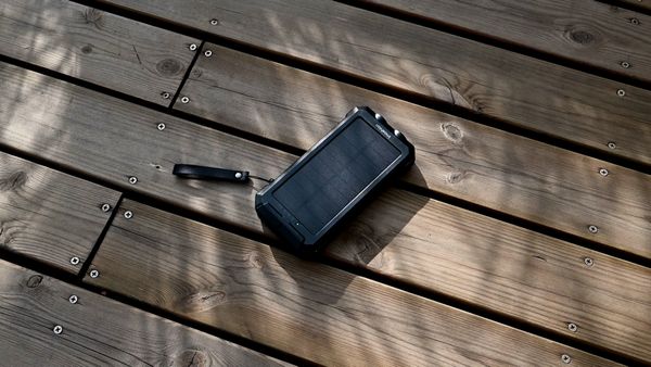 imoshion Solar Powerbank mit Solarpanel – Schnellaufladung und Stromversorgung – 20.000 mAh – Schwarz