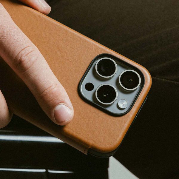 Nomad Modern Leather Folio Klapphülle Apple iPhone 16 Pro - English Tan