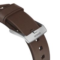 Nomad Modernes Lederarmband für die Apple Watch Series 1 bis 9 / SE (38/40/41 mm) | Series 10 (42 mm) - Braun/Silber