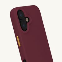 Selencia Rivièra MagSafe Backcover mit abnehmbaren Haken für das Apple iPhone 17 - Bold Burgundy + Sorbet Pop Handykette - Pink