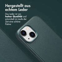 Accezz 2-in-1 Klapphülle aus Leder mit MagSafe für das Apple iPhone 15 - Cedar Green