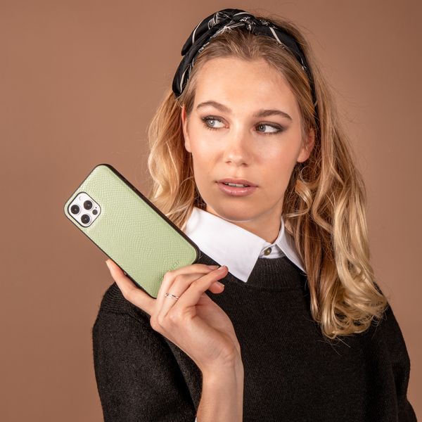 Selencia Tierra Clutch Klapphülle in Schlangenoptik mit herausnehmbarem Backcover für das Samsung Galaxy A33 - Grün