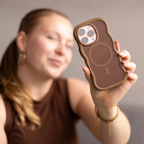 Selencia Wavy Backcover mit MagSafe Apple iPhone 17 Pro - Mocha Brown