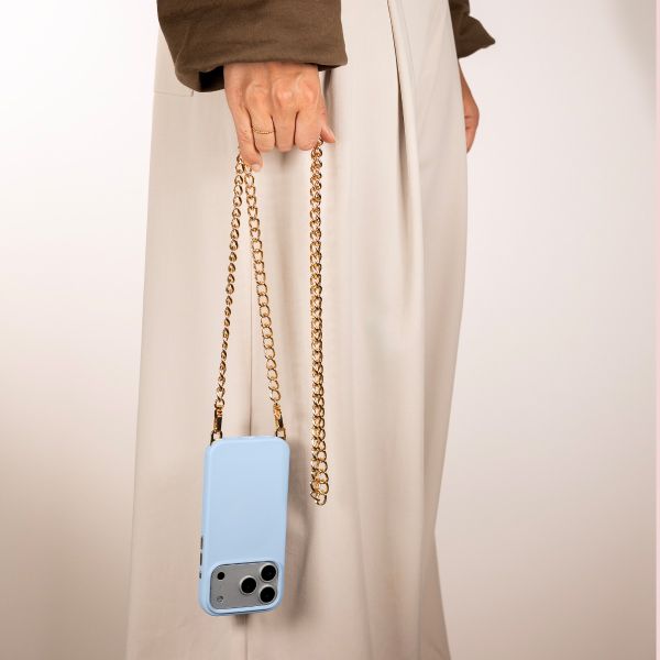 Selencia Rivièra MagSafe Backcover mit abnehmbaren Haken für das Apple iPhone 14 / 13 - Powder Blue + Bold Chain (130 cm) - Gold