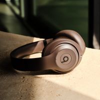Beats Studio Pro Kabellose Kopfhörer mit Aktive Geräuschunterdrückung (ANC) - Deep Brown