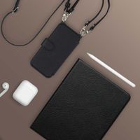 Selencia Riva Bookcase mit MagSafe und Handgelenkband Samsung Galaxy S25 / S24 - Schwarz