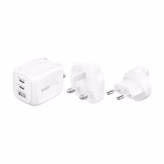 Belkin BoostCharge Pro 3-Port-GaN-Ladegerät 70 W mit Reiseadapter-Set - Weiß