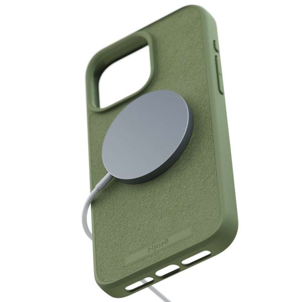 Njorð Collections Wildleder Comfort+ Case MagSafe für das iPhone 15 Pro Max - Olive