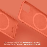 Accezz Liquid Silikoncase mit MagSafe für das Apple iPhone 14 - Nektarine