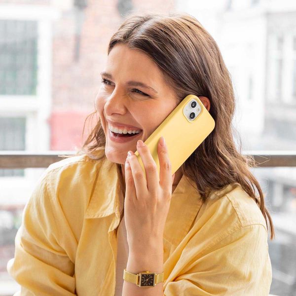 Accezz Liquid Silikoncase mit MagSafe für das Apple iPhone 14 Pro Max - Gelb