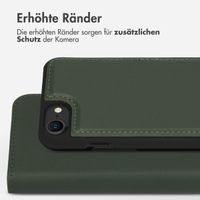 Accezz Premium Leather 2 in 1 Klapphülle für das iPhone SE (2022 / 2020) / 8 / 7 / 6(s) - Grün