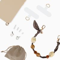 Selencia Rivièra MagSafe Backcover mit abnehmbaren Haken für das Apple iPhone 17 - Milky Latte + Satin Stone Handykette - Brown