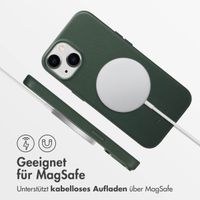 Accezz MagSafe Leather Backcover für das iPhone 14 - Cedar Green