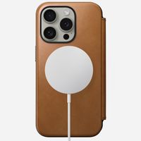 Nomad Modern Leather Folio Klapphülle für das iPhone 15 Pro - English Tan