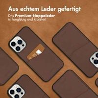 Accezz Premium Leather Card Slot Back Cover für das iPhone 13 Pro Max - Braun