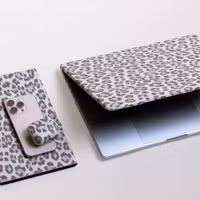 Selencia Sabi Laptop Cover Leopardenmuster Apple MacBook Air 15 Zoll (2023 / 2024 M3 chip / 2025 M4 chip) - Soft Ivory